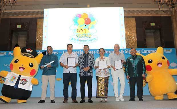 インドネシアで「ピカチュウジェット」を導入することを発表したポケモンの福永晋執行役員（左から２人目）、サンディアガ・ウノ観光・創造経済相（同３人目）ら＝30日、ジャカルタ特別州（ＮＮＡ撮影）