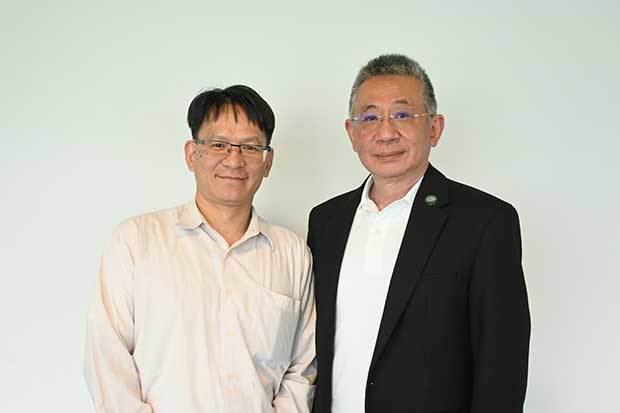 ＴＷＩＳＡのトウ睿シン理事長（右）と工研院産科国際所の徐富桂経理は台湾の情報セキュリティー産業の強みについて語った＝５月、台北（ＮＮＡ撮影）
