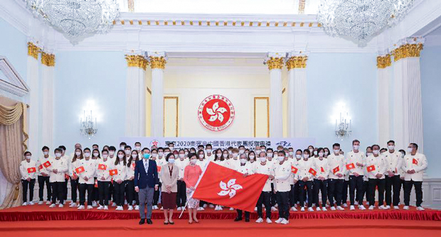 東京五輪前に開かれた選手団への区旗授与式。今後は国際大会での国歌、区旗の取り扱いにいっそう注意が必要になる＝2021年７月８日（香港政府提供）