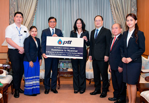 ミャンマーの被災者支援を発表するＰＴＴ関係者ら＝５月31日、タイ（タイ外務省提供）