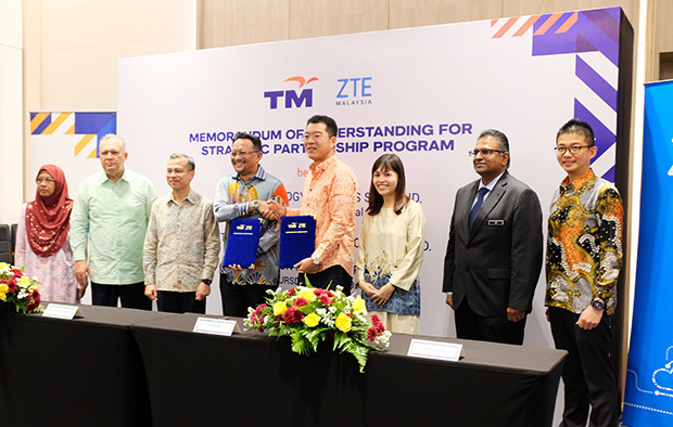 研究開発に向けた覚書に調印したＴＭのイムリＣＥＯ（左から４人目）とＺＴＥマレーシアのスティーブン・マネジングディレクター（同５人目）＝１日、クアラルンプール（ＮＮＡ撮影）