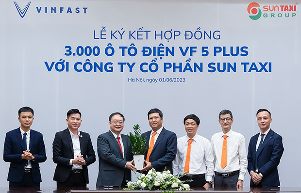 サンタクシーは１日、ビンファスト製ＥＶ3,000台を購入する契約を結んだ（ビングループ提供）