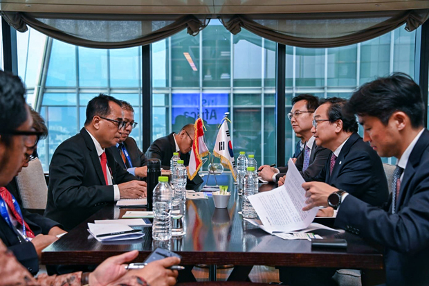 ブディ運輸相（左列中央）は訪問先の韓国で、首都ジャカルタ特別州の都市高速鉄道（ＭＲＴ）第４期事業（フェーズ４）での協力について協議した（運輸省提供）