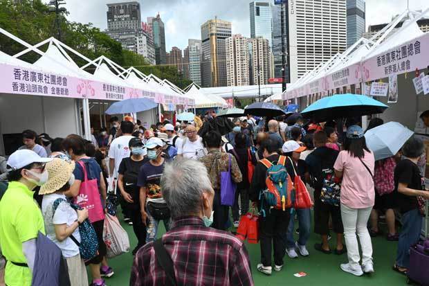 香港返還26周年を祝う中国本土特産品販売カーニバルは大勢の来場者でにぎわった＝５日、香港島・ビクトリア公園（ＮＮＡ撮影）