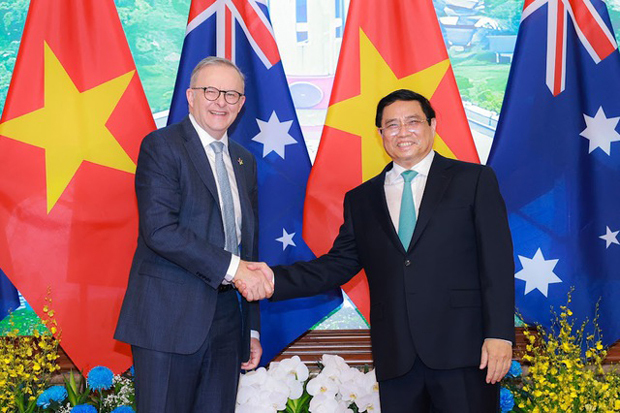 オーストラリアのアルバニージー首相（左）は４日、ベトナムの首都ハノイでファム・ミン・チン首相と会談した（政府公式サイトから）