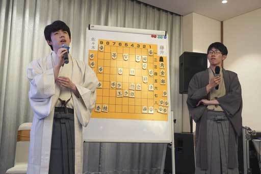 大盤解説会の会場であいさつする藤井聡太棋聖（左）と佐々木大地七段＝５日、ベトナム中部ダナン（共同）