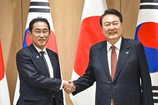 会談で韓国の尹錫悦大統領（右）と握手する岸田首相＝５月７日、ソウル（共同）