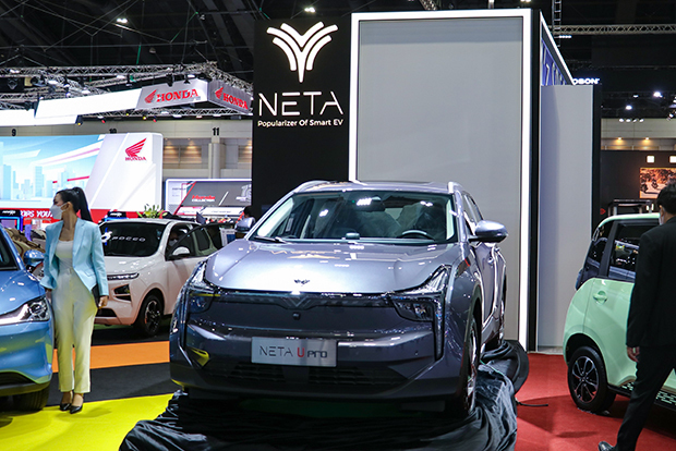 中国の浙江合衆新能源汽車（合衆汽車）が展開する「ＮＥＴＡ（ナタ）」ブランドのＥＶ。大手ではなく新興メーカーだが、タイでの納車台数は5,000台を超えている＝３月、タイ・バンコク北郊ノンタブリ県（ＮＮＡ撮影）