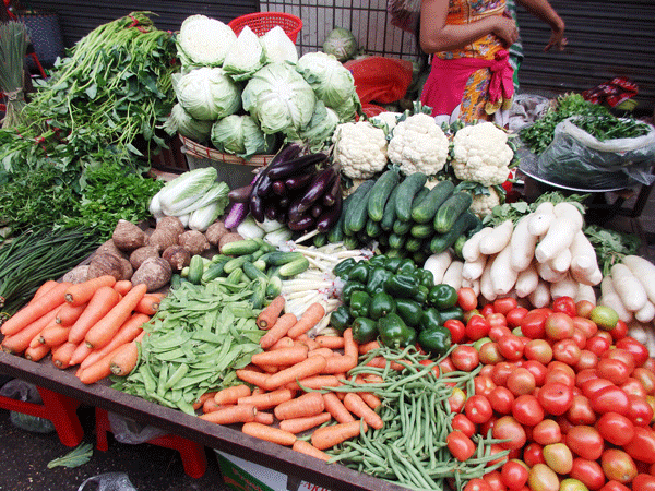 ヤンゴンの市場に並ぶ野菜（筆者撮影）