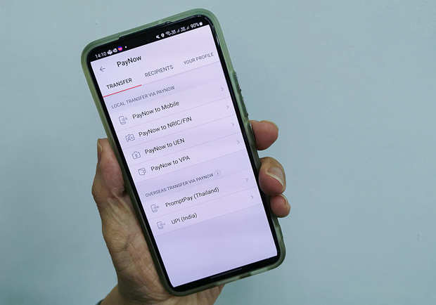 シンガポールの電子決済システム「ペイナウ」では、携帯電話からさまざま方法で送金できる（ＮＮＡ撮影）