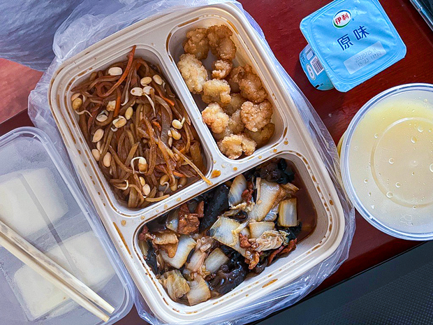 隔離ホテルでの食事は基本的に茶色の料理が多く、油の量も多い。味付けに慣れず苦戦した＝22年７月、山西省太原市