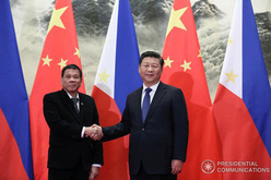 ドゥテルテ大統領（左）は16年10月20日、中国の習近平国家主席と北京で会談。訪中では、中国側から総額240億米ドル相当の経済協力を取り付けた（大統領広報推進戦略企画局＝ＰＣＯＯ提供）