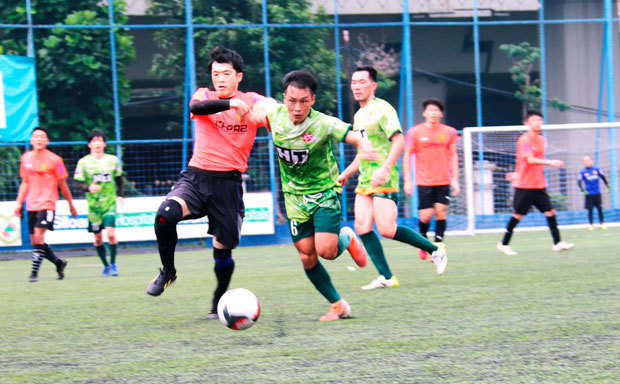 決勝進出を懸けた試合で球際の激しい戦いを見せた「Saigon Japan Football Club」と「Manila All Japan」＝１日、ジャカルタ特別州（ＮＮＡ撮影）