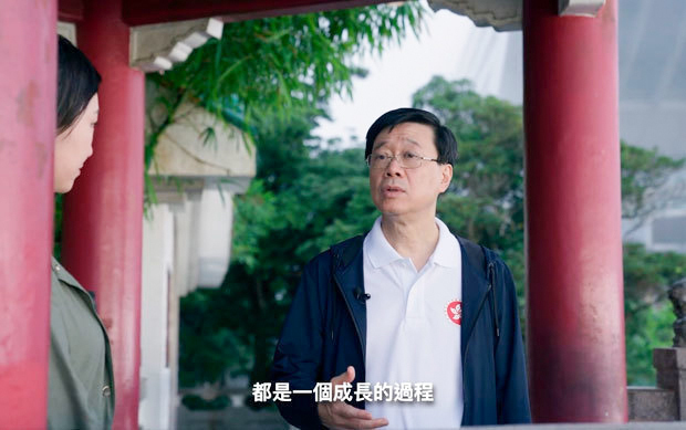 李家超行政長官は就任１周年を迎えるのに合わせて投稿した動画で、「どん底」だった19年の経験は香港がより強くなるための「成長過程」だったと語った（同氏フェイスブックの25日投稿より）