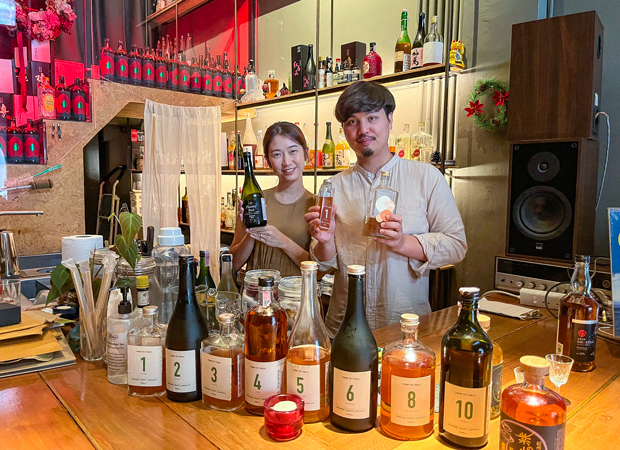 パサコーン氏（右）と夫人は今年２月、和歌山県みなべ町の梅酒をそろえる２号店「プラムプラムみなべ」をオープン＝６月、タイ・バンコク（ＮＮＡ撮影）