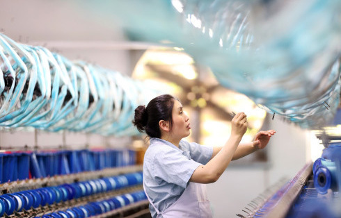 中国製造業の景況感を示す製造業購買担当者指数（ＰＭＩ）は６月に49.0となった。前月より0.2ポイント上昇したが、３カ月連続で好不況を判断する節目の50を下回った。写真は重慶市の紡績工場＝６月（新華社）