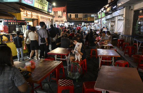 多くの旅行者で賑わうマレーシア・マラッカのナイトマーケット＝６月（新華社）