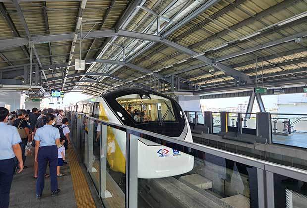 タイでは６月、首都圏で建設されたモノレール形式の首都圏鉄道「ＭＲＴイエローライン」が無料の試運転を開始した。（ＮＮＡ撮影）