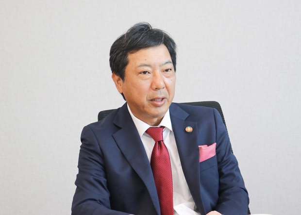 インタビューに答える日高社長＝11日、タイ・バンコク（ＮＮＡ撮影）