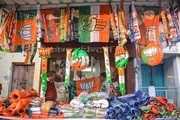 ２～３月に州議選の投票が行われるインド北部の州で、インド人民党のグッズが売られている＝12日（ＰＴＩ）