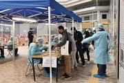 相次ぐ域内感染で、強制検査の対象となる施設は増え続けている＝13日、香港仔（香港政府提供）