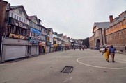 新型コロナ対策の規制により、インド北部シムラでは大通りが閑散としている＝16日（ＰＴＩ）
