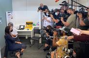 新型コロナワクチンの追加接種を受けるアーダン首相。市民にも接種を呼び掛けている＝17日（ＮＺ政府提供）