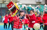 春節が近づく中、幼稚園生が祝日などに行う中国の伝統舞踊「龍舞」を体験した＝17日、浙江省（新華社）