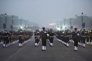 26日に催される共和国記念日の式典に向けて、インド海軍の楽団が早朝からリハーサルに参加＝18日（ＰＴＩ）