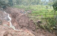 大雨の影響で、東ジャワ州プロボリンゴ県で土砂崩れが発生した＝18日、インドネシア（アンタラ通信）