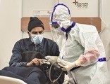 新型コロナウイルスのケアセンターで手当てを受ける患者＝20日、インドの首都ニューデリー（ＰＴＩ）