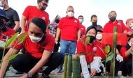 バリ島で行われた闘争民主党創設49周年の記念植樹に、トリ社会相らが参加＝インドネシア（アンタラ通信）