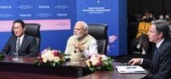 訪日中のインドのモディ首相（中央）が「インド太平洋経済枠組み」の発足会合に出席＝23日、東京（ＰＴＩ）