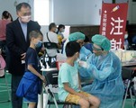 台北市の学校で米ファイザー製コロナワクチンの２回目接種が始まった＝23日（中央通信社）