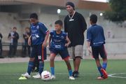 元ブラジル代表ロナウジーニョさんが子どもたちにサッカーを教えた＝26日、インドネシア（アンタラ通信）