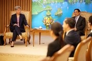 ベトナムのチン首相（右）と会談したオーストラリアのウォン外相（左）（豪州政府提供）