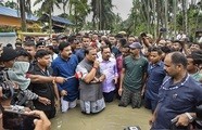 洪水に見舞われたインド北東部アッサム州で州首相が避難キャンプを慰問した＝28日（州首相のツイートより）