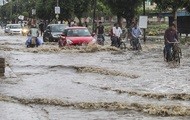 インド北部グルガオンで、南西モンスーンによる大雨で道路が冠水した＝６月30日（ＰＴＩ）