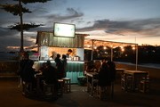 東カリマンタンの夕暮れ時、海のそばにある飲食店で談笑する人たち＝６月24日、インドネシア（ＮＮＡ撮影）