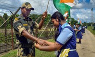 兄妹や保護者との絆を確かめ合うヒンズー教の祭日にインド国軍の兵士に聖なる紐を結ぶ学生＝11日（ＰＴＩ）