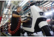 河南省駐馬店市では近年、電動二輪車産業の発展に注力しており、生産体制を拡充させている＝11日（新華社）
