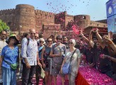 世界観光の日にちなみ、アグラ城塞では観光客を花びらのシャワーで迎えた＝27日、インド北部（ＰＴＩ）