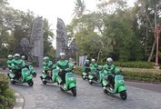 サンディアガ氏は28日、バリで配車サービス大手グラブの電動バイクを試乗した＝インドネシア（グラブ提供）