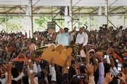 地元のインド西部グジャラート州を訪問中のモディ首相がパレードを行い、大観衆が出迎えた＝29日（ＰＴＩ）