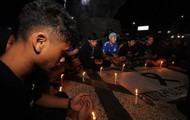 東ジャワ州のサッカー場で起きた暴動で、サポーターらは犠牲者を追悼＝２日、インドネシア（アンタラ通信）