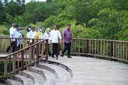 ジョコ大統領は、来月に開催されるＧ20を前にバリ州の森林公園を視察＝６日、インドネシア（内閣官房提供）